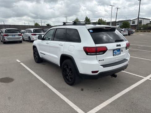 Used 2019 Jeep Grand Cherokee Laredo image 3