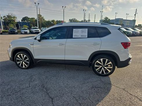 Used 2023 Volkswagen Taos SE w/ Panoramic Sunroof Package FWD image 4