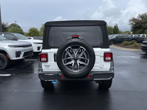 Used 2024 Jeep Wrangler Unlimited w/ Convenience Group AWD/4WD image 9
