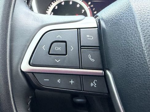 Used 2024 Toyota Highlander XLE FWD image 29