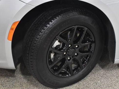 Used 2024 Chrysler Pacifica Touring-L image 11