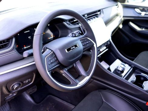 New 2025 Jeep Grand Cherokee L Altitude image 9
