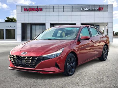 Used 2023 Hyundai Elantra SEL w/ Preferred Accessory Package FWD image 3