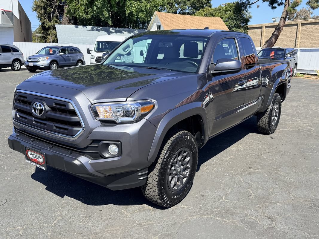 Used 2017 Toyota Tacoma SR5 w/ Tow Package RWD image 3