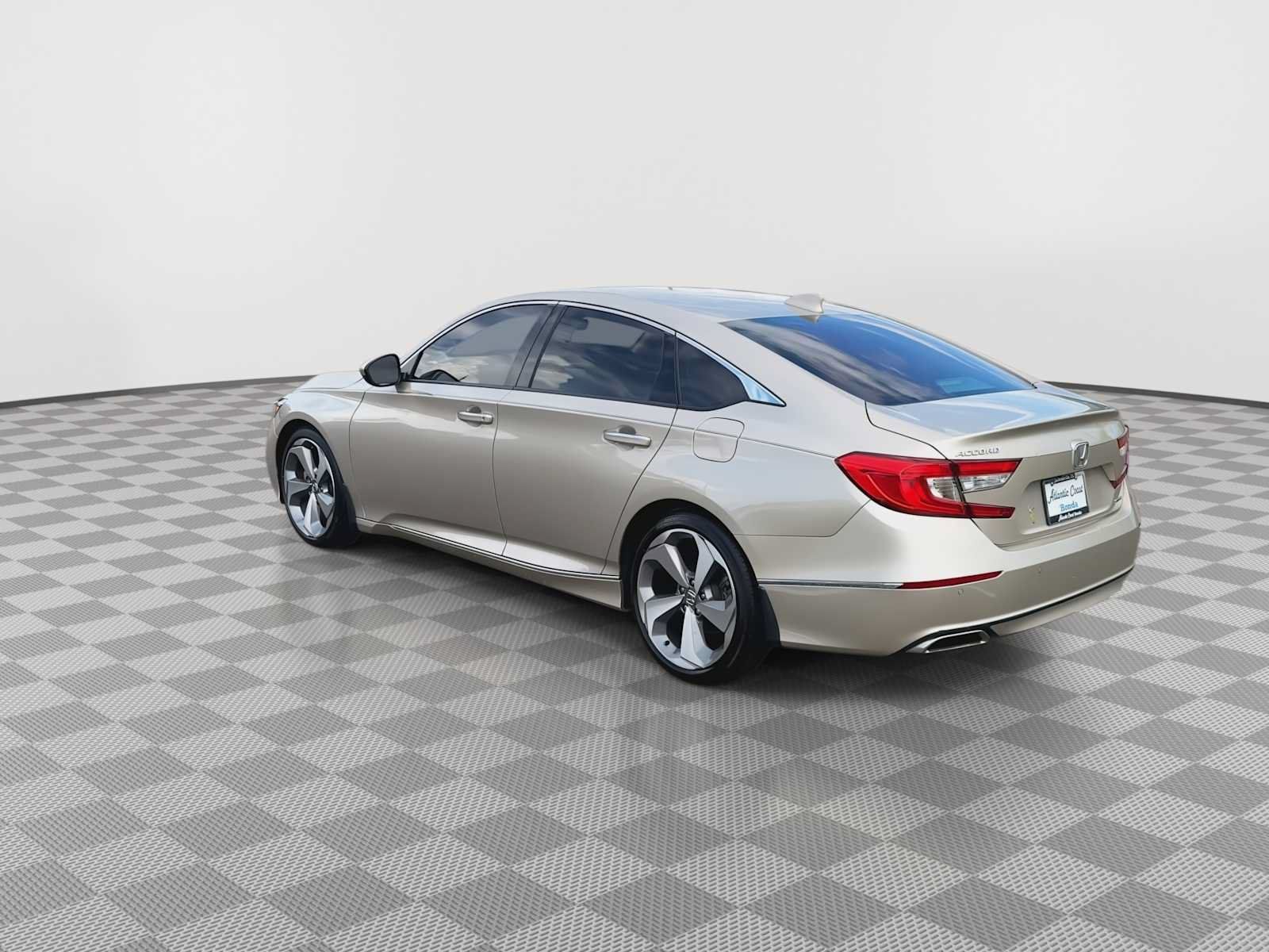 Used 2018 Honda Accord Touring image 6