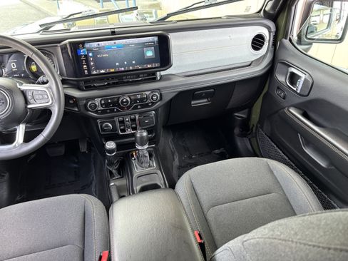 Used 2024 Jeep Wrangler Unlimited Sahara AWD/4WD image 21