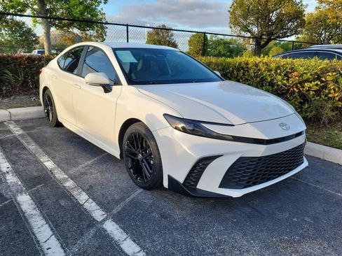 Used 2025 Toyota Camry SE FWD image 3