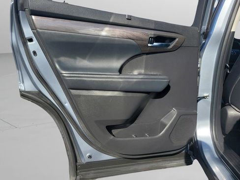 Used 2022 Toyota Highlander Limited image 19