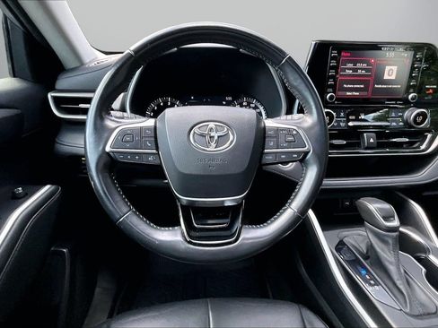 Used 2021 Toyota Highlander XLE FWD image 11