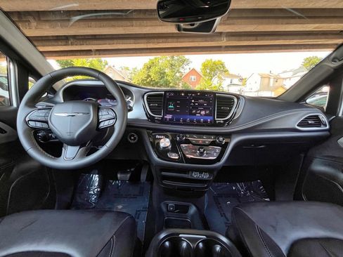 Used 2024 Chrysler Pacifica Limited FWD image 14