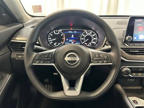 Used 2025 Nissan Altima 2.5 SV FWD image 8