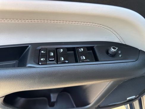 Used 2023 Jeep Compass Limited w/ Sun and Sound Group AWD/4WD image 9