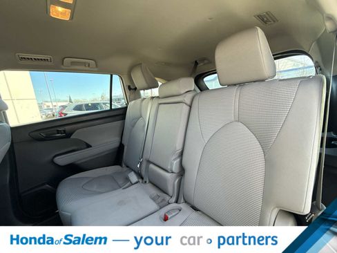 Used 2023 Toyota Highlander L image 13