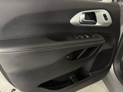 Used 2024 Chrysler Pacifica Limited FWD image 26