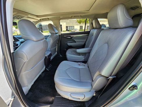 Used 2023 Toyota Highlander Platinum image 21