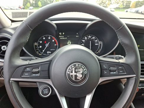 Used 2019 Alfa Romeo Giulia AWD w/ Nero Edizione image 21