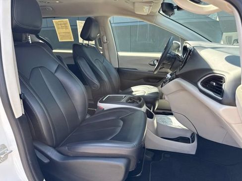Used 2023 Chrysler Pacifica Touring-L FWD image 10