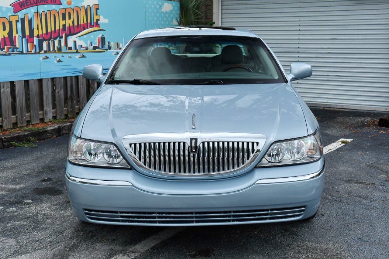 Used 2007 Lincoln Town Car Signature Limited RWD image 3