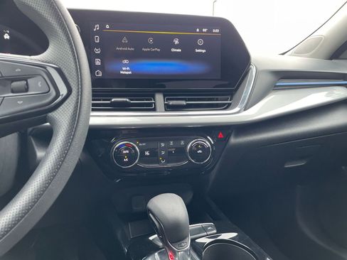 Used 2025 Chevrolet Trax LT image 17
