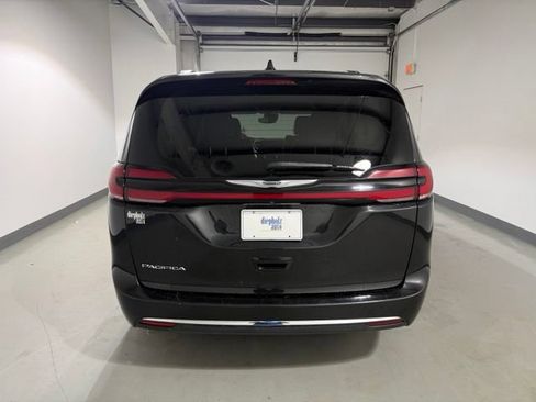 Used 2022 Chrysler Pacifica Touring-L FWD image 6