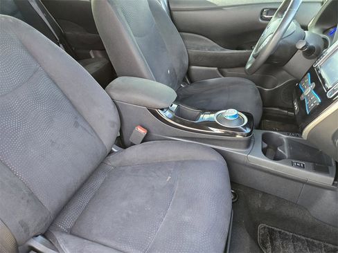 Used 2015 Nissan Leaf SV w/ Premium Package image 9