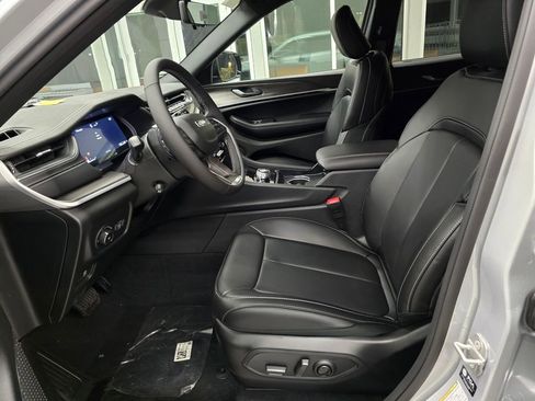 New 2025 Jeep Grand Cherokee L Limited w/ Luxury Tech Group II AWD/4WD image 17