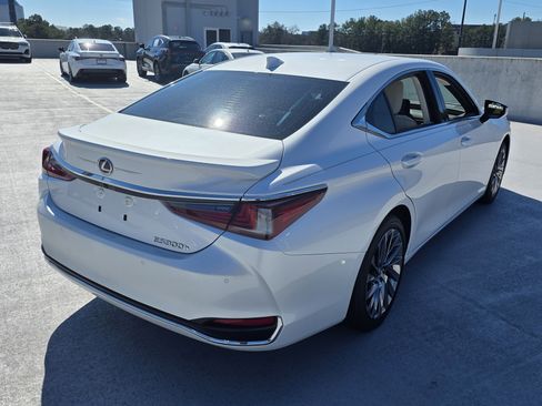 Used 2024 Lexus ES 300h w/ Luxury Package image 5