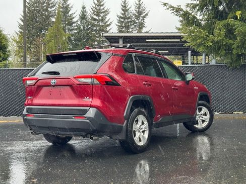 Used 2019 Toyota RAV4 LE image 3