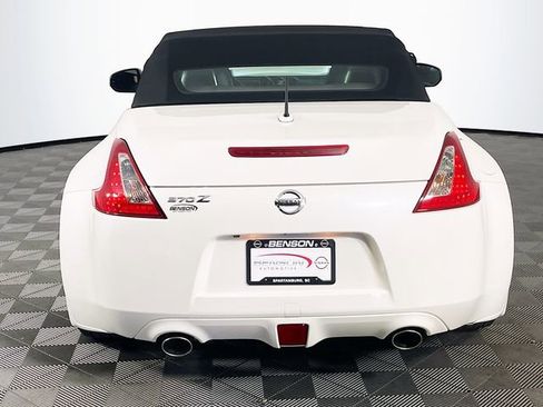 Used 2015 Nissan 370Z Touring image 8