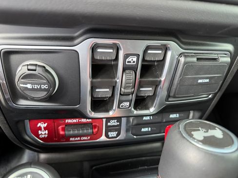 Used 2024 Jeep Wrangler Unlimited Rubicon AWD/4WD image 24