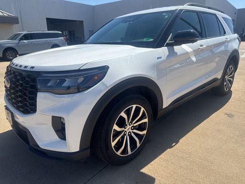 Used 2025 Ford Explorer ST-Line image 3