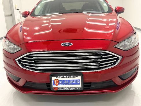 Used 2017 Ford Fusion SE w/ Fusion SE Technology Package FWD image 9