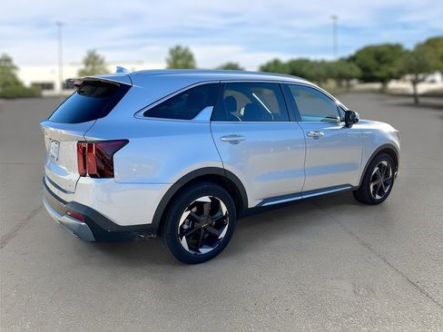 Certified 2025 Kia Sorento EX image 6