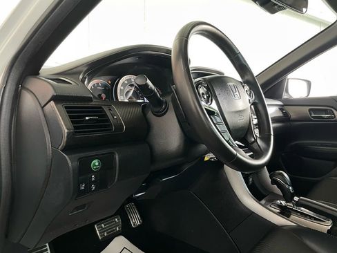 Used 2017 Honda Accord Sport image 18