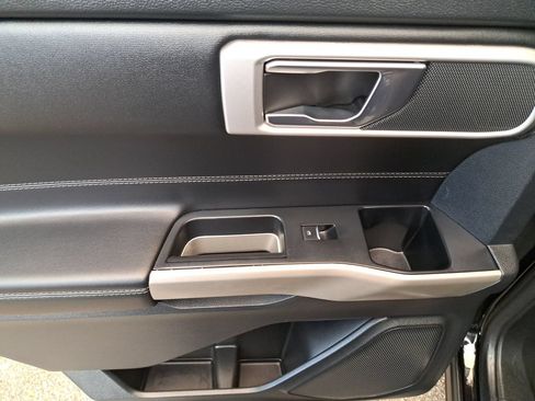 Used 2022 Ford Explorer XLT w/ Equipment Group 202A AWD/4WD image 18