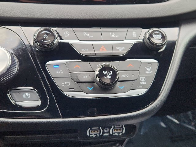 Used 2025 Chrysler Pacifica Select FWD image 45