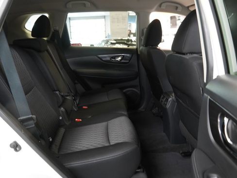 Used 2017 Nissan Rogue SV w/ SV Premium Package AWD/4WD image 27