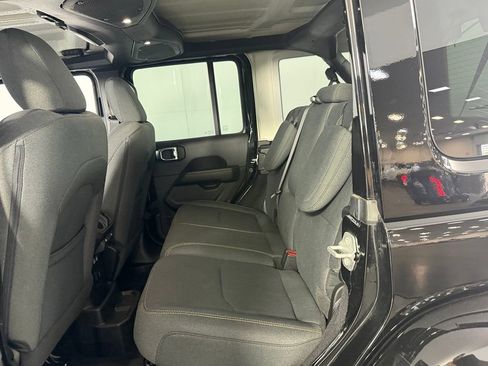 Used 2025 Jeep Wrangler Unlimited Sahara AWD/4WD image 29