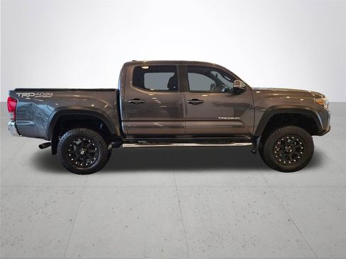 Used 2017 Toyota Tacoma TRD Off-Road w/ Tow Package (A/T) AWD/4WD image 6