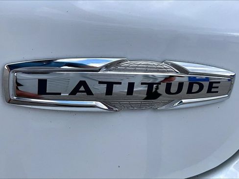 Used 2024 Jeep Compass Latitude AWD/4WD image 8