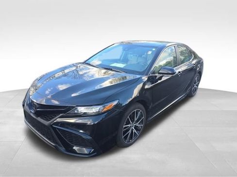 Used 2023 Toyota Camry SE image 2