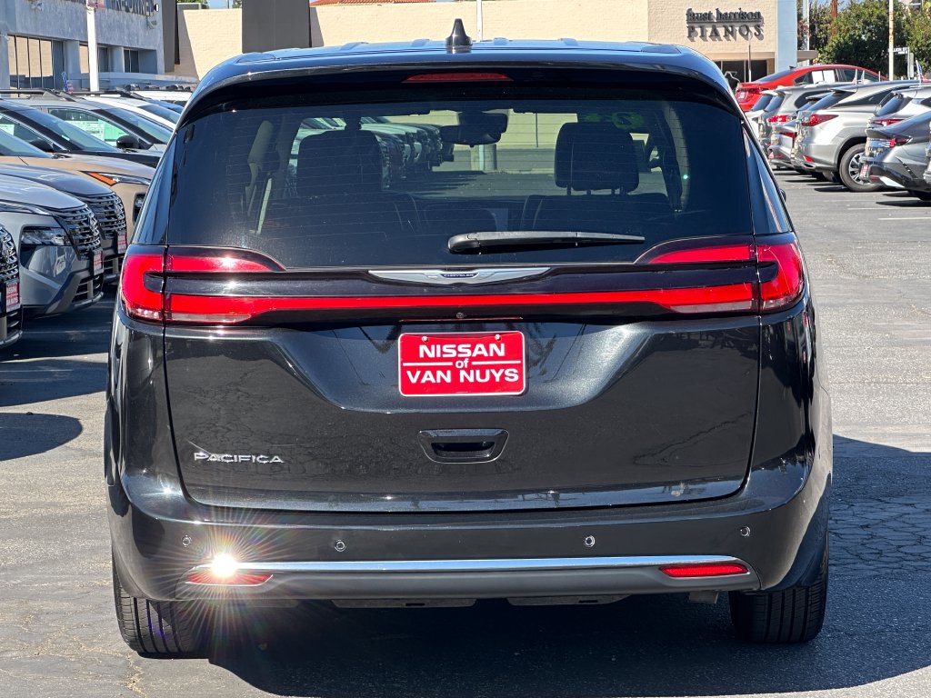 Used 2023 Chrysler Pacifica Touring-L FWD image 5