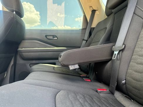 Used 2025 Nissan Pathfinder SV FWD image 37