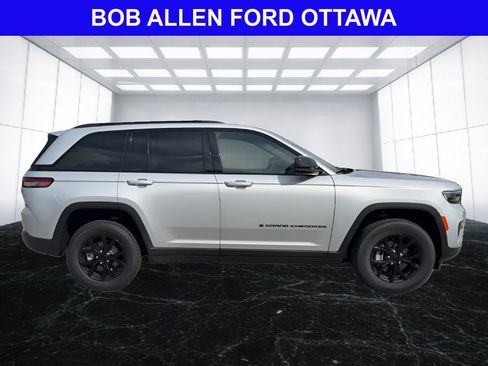 Used 2025 Jeep Grand Cherokee Altitude AWD/4WD image 6