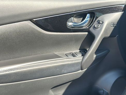 Used 2021 Nissan Rogue Sport SL w/ Premium Package image 16