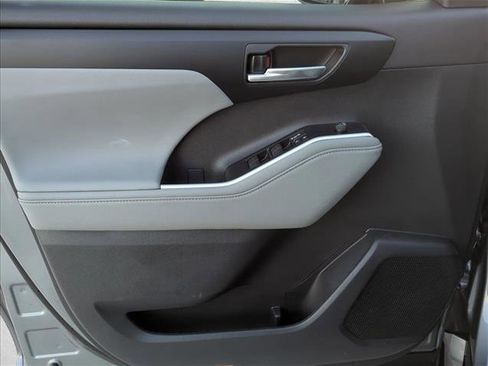 Certified 2026 Toyota Highlander XLE image 7
