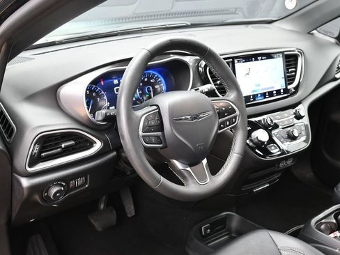 Used 2025 Chrysler Pacifica Select FWD image 19