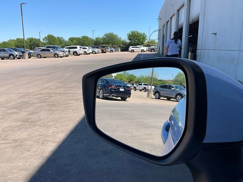 Used 2025 Nissan Versa SV image 18