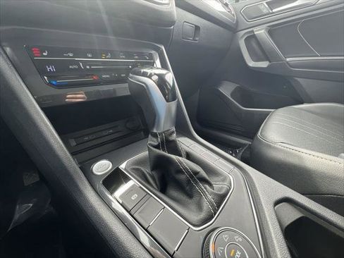 Certified 2022 Volkswagen Tiguan SE w/ Panoramic Sunroof Package AWD/4WD image 19