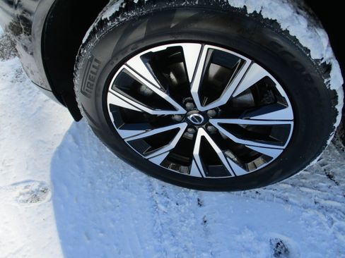 Certified 2023 Volvo XC60 B5 Plus image 9